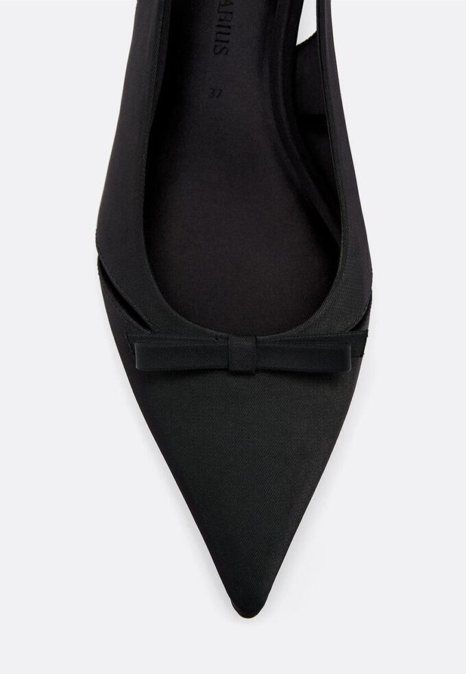 Absatzschuhe mit Kitten-Heel und Cut-Out-Details Absatzschuhe mit Kitten-Heel und Cut-Out-Details