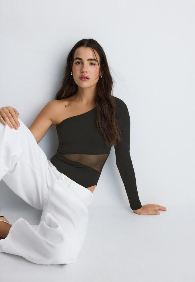 Asymmetrischer Body mit transparenten Details