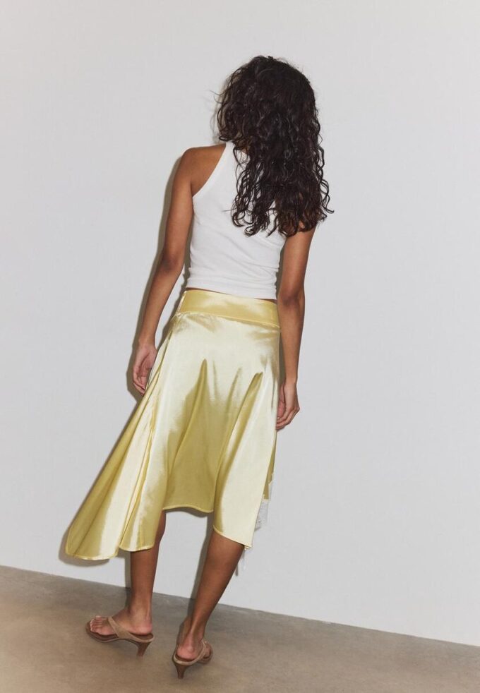 Asymmetrischer Midirock aus Satin Asymmetrischer Midirock aus Satin