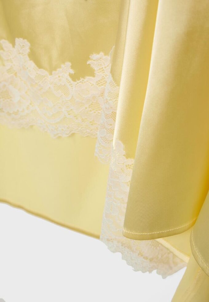 Asymmetrischer Midirock aus Satin Asymmetrischer Midirock aus Satin