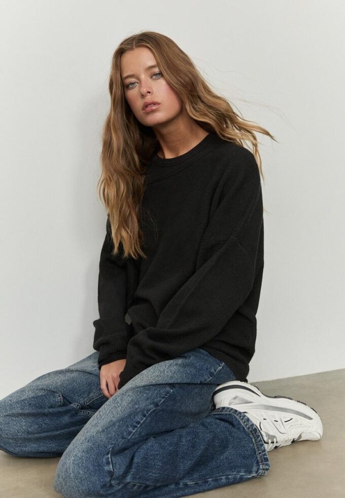 Asymmetrischer Strickpullover Asymmetrischer Strickpullover