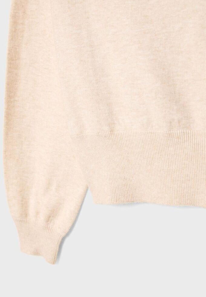 Asymmetrischer Strickpullover Asymmetrischer Strickpullover
