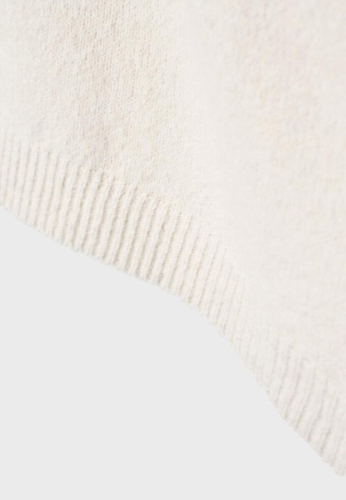 Asymmetrischer Strickpullover Asymmetrischer Strickpullover