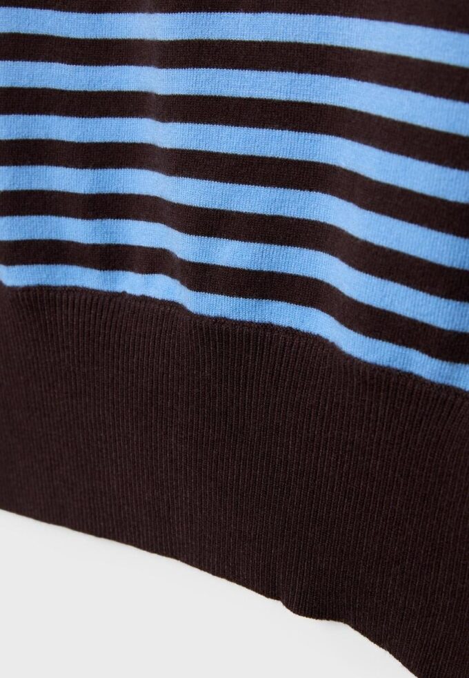 Asymmetrischer Strickpullover Asymmetrischer Strickpullover