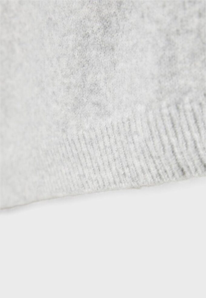 Asymmetrischer Strickpullover Asymmetrischer Strickpullover