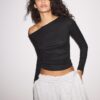 Asymmetrisches T-Shirt mit gerafftem Detail Asymmetrisches T-Shirt mit gerafftem Detail