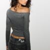 Asymmetrisches T-Shirt mit gerafftem Detail Asymmetrisches T-Shirt mit gerafftem Detail