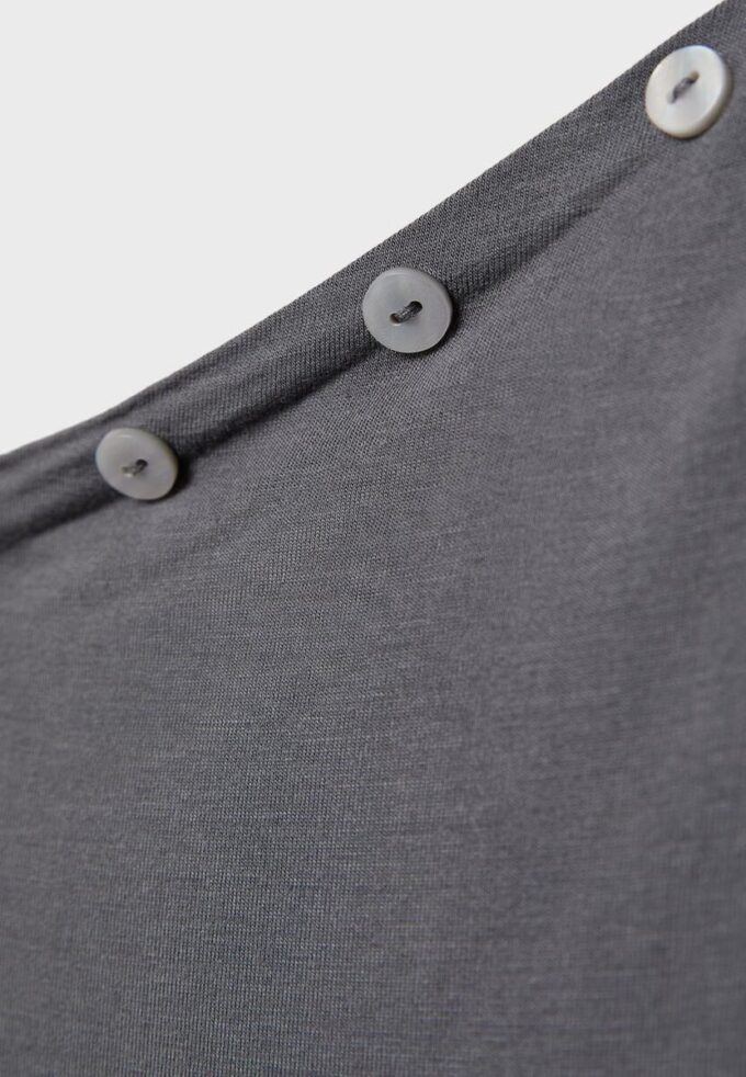 Asymmetrisches T-Shirt mit Knöpfen Asymmetrisches T-Shirt mit Knöpfen