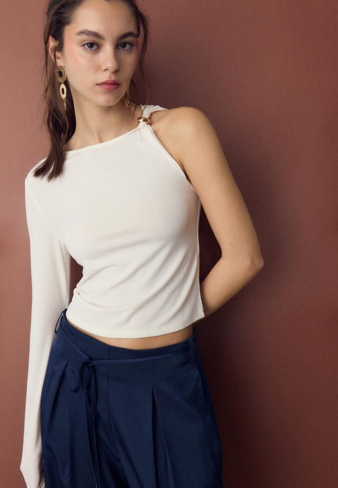Asymmetrisches T-Shirt mit Metallschnalle Asymmetrisches T-Shirt mit Metallschnalle