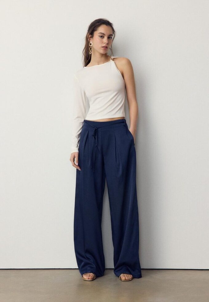 Asymmetrisches T-Shirt mit Metallschnalle Asymmetrisches T-Shirt mit Metallschnalle