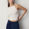 Asymmetrisches T-Shirt mit Metallschnalle Asymmetrisches T-Shirt mit Metallschnalle