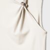 Asymmetrisches T-Shirt mit Metallschnalle Asymmetrisches T-Shirt mit Metallschnalle