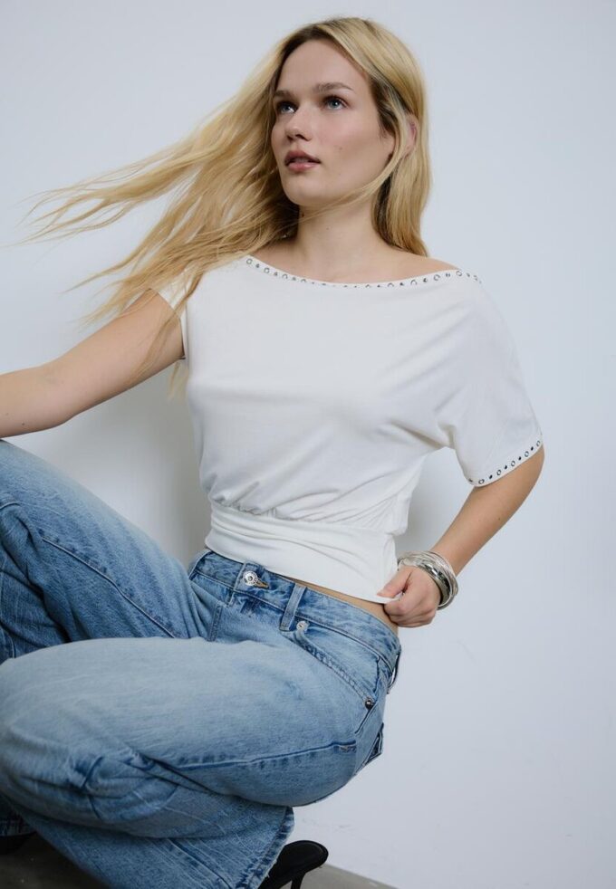 Asymmetrisches T-Shirt mit Nieten Asymmetrisches T-Shirt mit Nieten