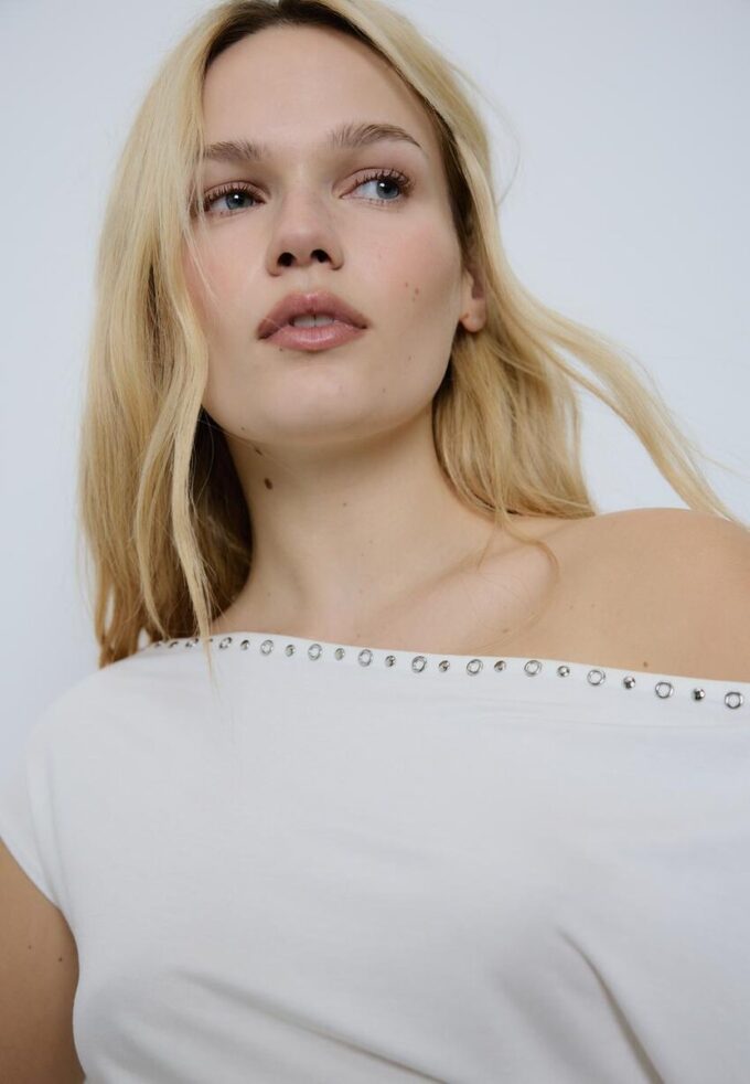 Asymmetrisches T-Shirt mit Nieten Asymmetrisches T-Shirt mit Nieten