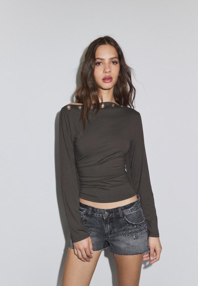 Asymmetrisches T-Shirt mit Ösen Asymmetrisches T-Shirt mit Ösen