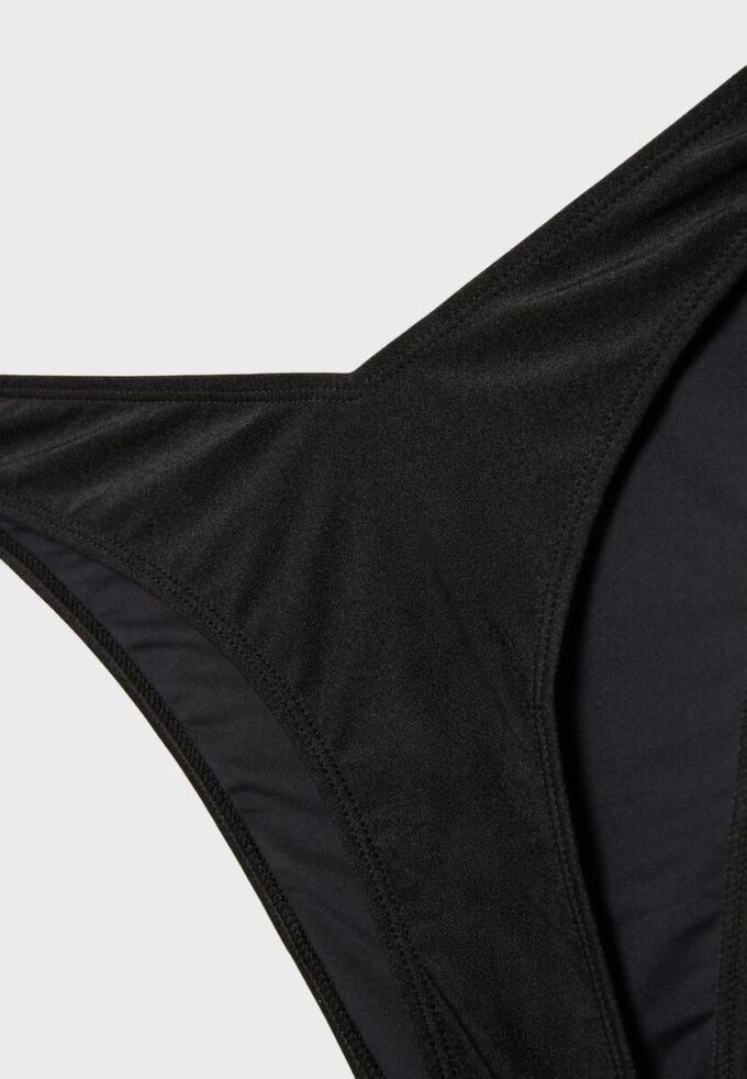 Basics-Version des brasilianischen Bikini-Slips mit V-Ausschnitt Basics-Version des brasilianischen Bikini-Slips mit V-Ausschnitt