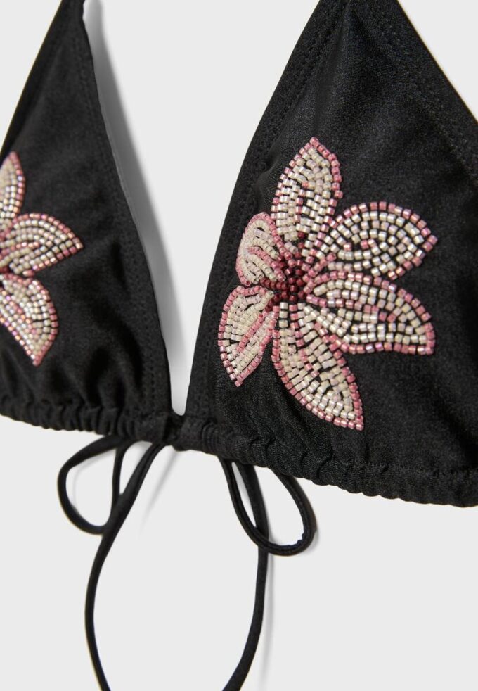 Bikini-Oberteil im Triangel-Schnitt mit Blumenstickerei Bikini-Oberteil im Triangel-Schnitt mit Blumenstickerei