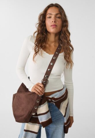 Bucket-Tasche aus Kunstwildleder mit Riemendetail