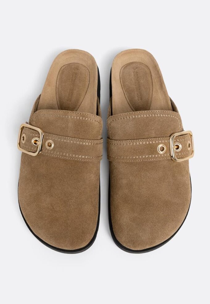 Clogs aus Spaltveloursleder mit Schnalle