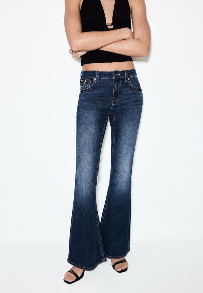 D04 Low-Rise-Jeans mit Flared-Bein D04 Low-Rise-Jeans mit Flared-Bein