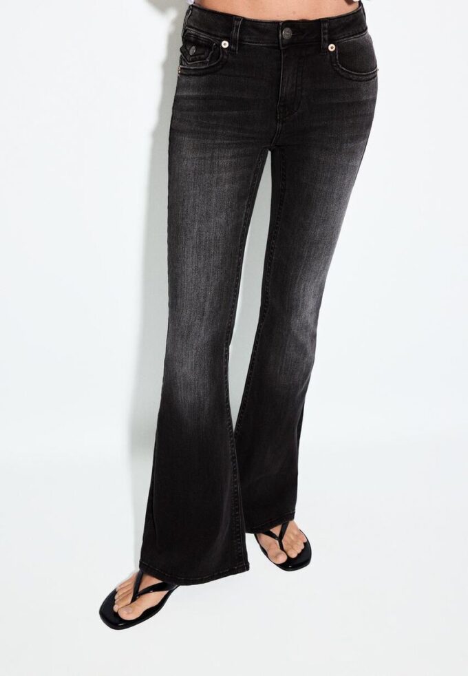 D04 Low-Rise-Jeans mit Flared-Bein D04 Low-Rise-Jeans mit Flared-Bein