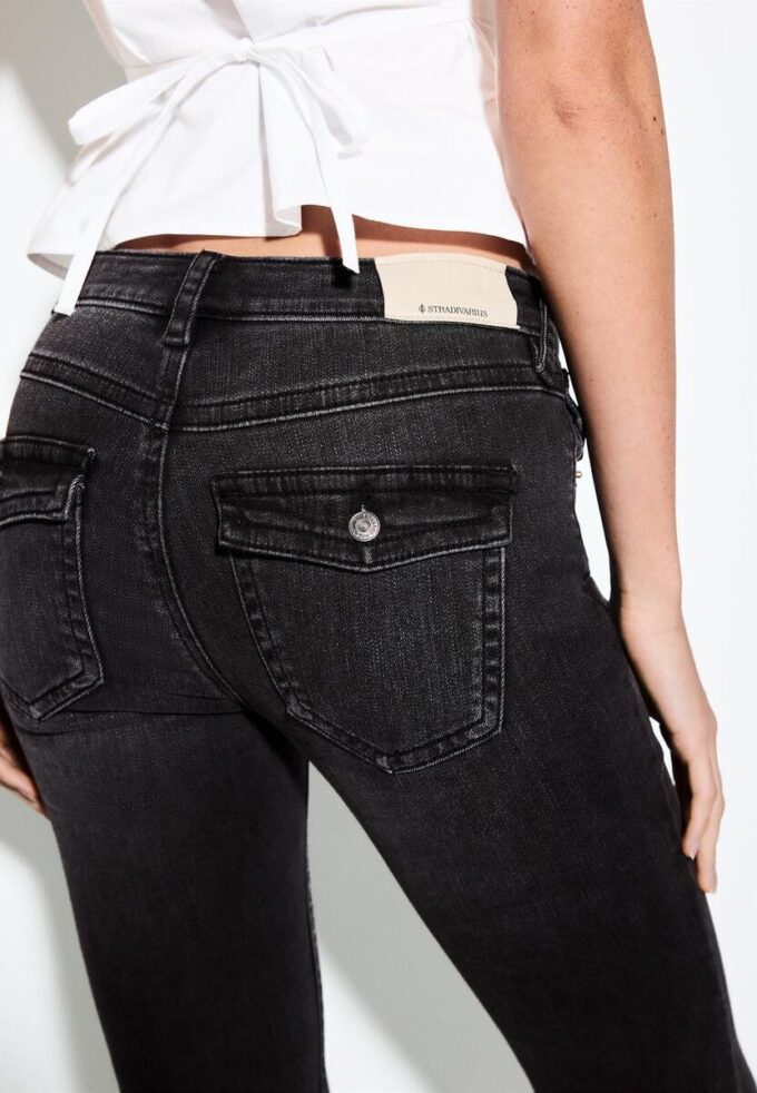 D04 Low-Rise-Jeans mit Flared-Bein D04 Low-Rise-Jeans mit Flared-Bein