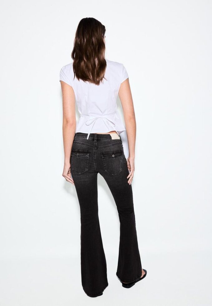 D04 Low-Rise-Jeans mit Flared-Bein D04 Low-Rise-Jeans mit Flared-Bein