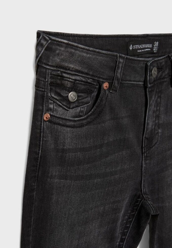 D04 Low-Rise-Jeans mit Flared-Bein D04 Low-Rise-Jeans mit Flared-Bein