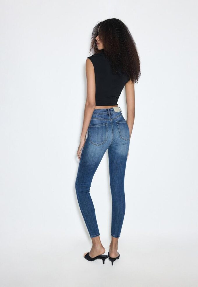 D07 Skinny-Jeans mit normaler Leibhöhe D07 Skinny-Jeans mit normaler Leibhöhe