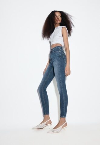 D09 Super High-Waist Skinny Jeans