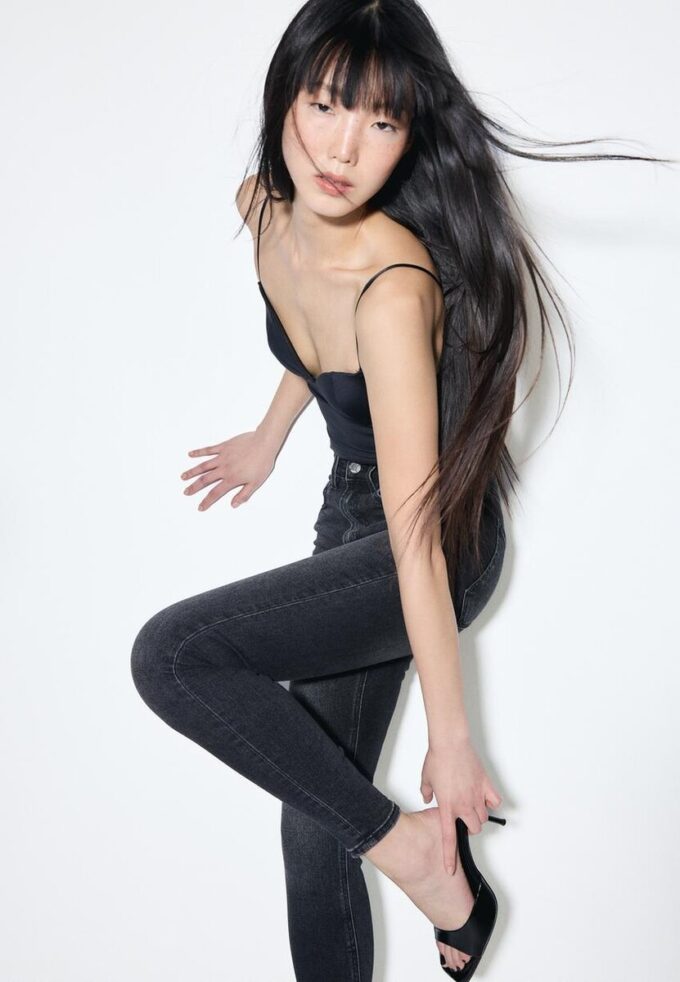 D09 Super High-Waist Skinny Jeans