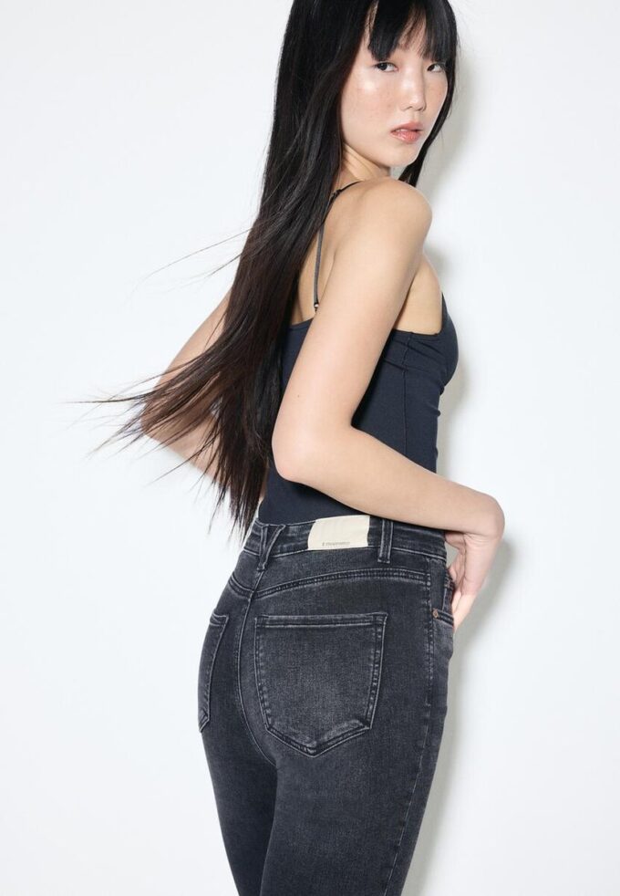 D09 Super High-Waist Skinny Jeans
