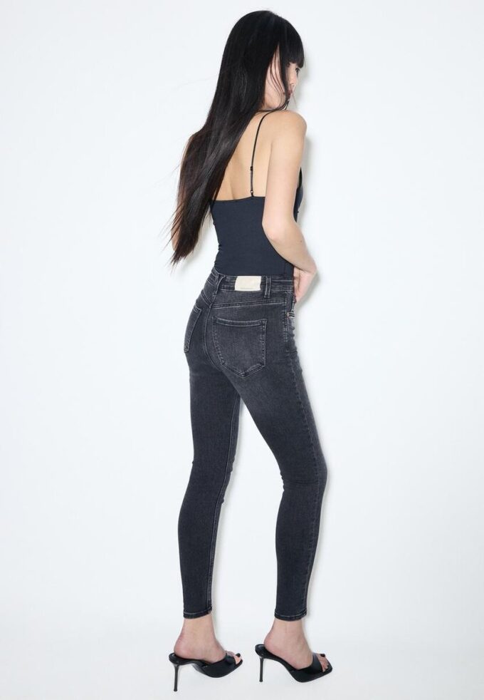 D09 Super High-Waist Skinny Jeans