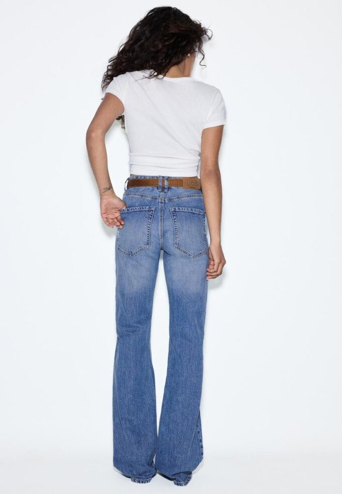 D68 Boot-Cut-Jeans mit Gürtel D68 Boot-Cut-Jeans mit Gürtel