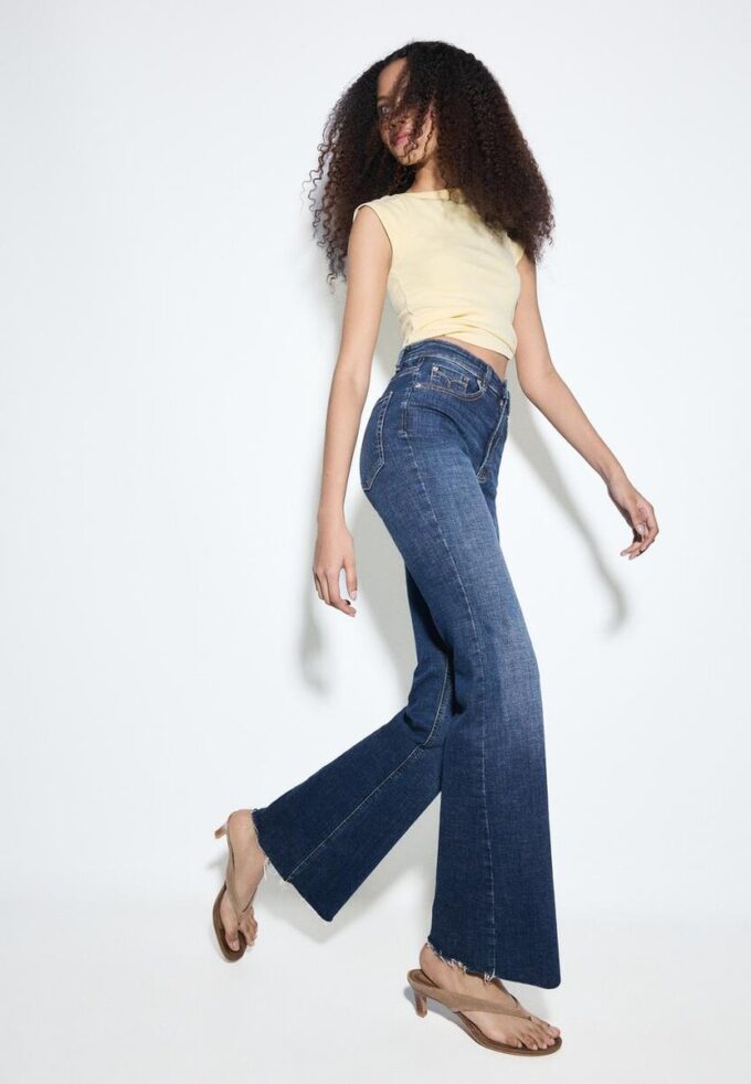 D74 Flared Jeans mit Schlitz D74 Flared Jeans mit Schlitz