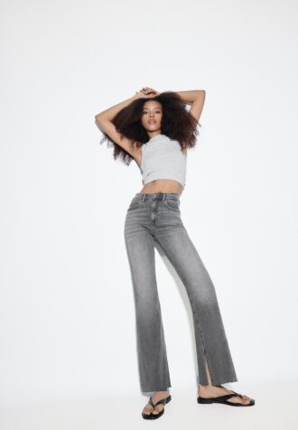 D74 Flared Jeans mit Schlitz