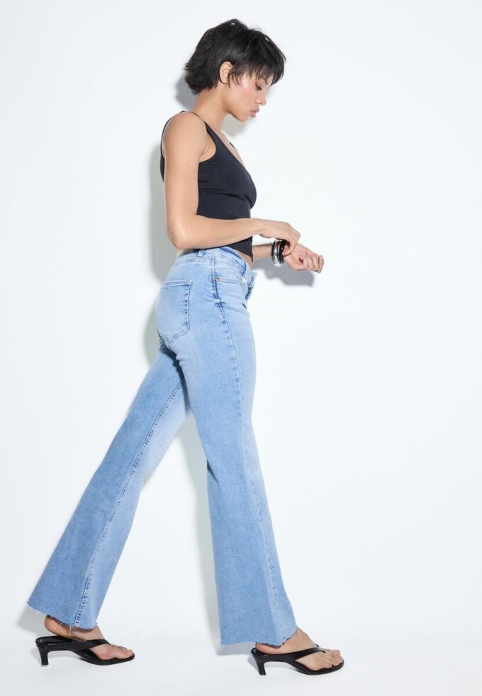D74 Flared Jeans mit Schlitz D74 Flared Jeans mit Schlitz