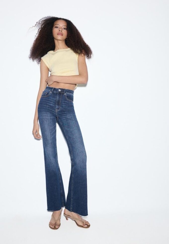D74 Flared Jeans mit Schlitz D74 Flared Jeans mit Schlitz