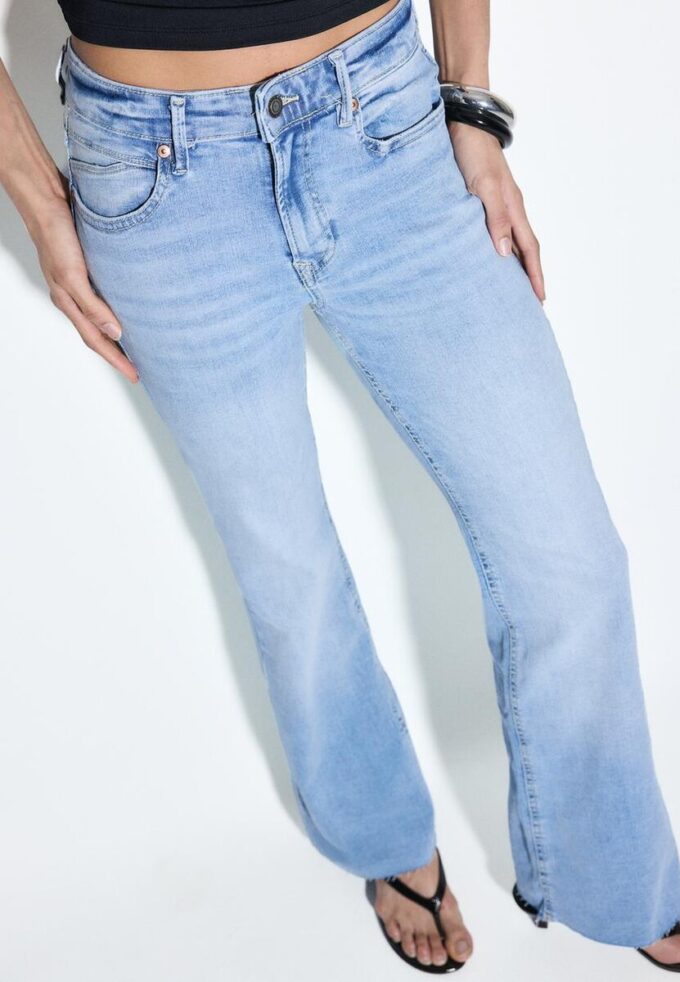 D74 Flared Jeans mit Schlitz D74 Flared Jeans mit Schlitz