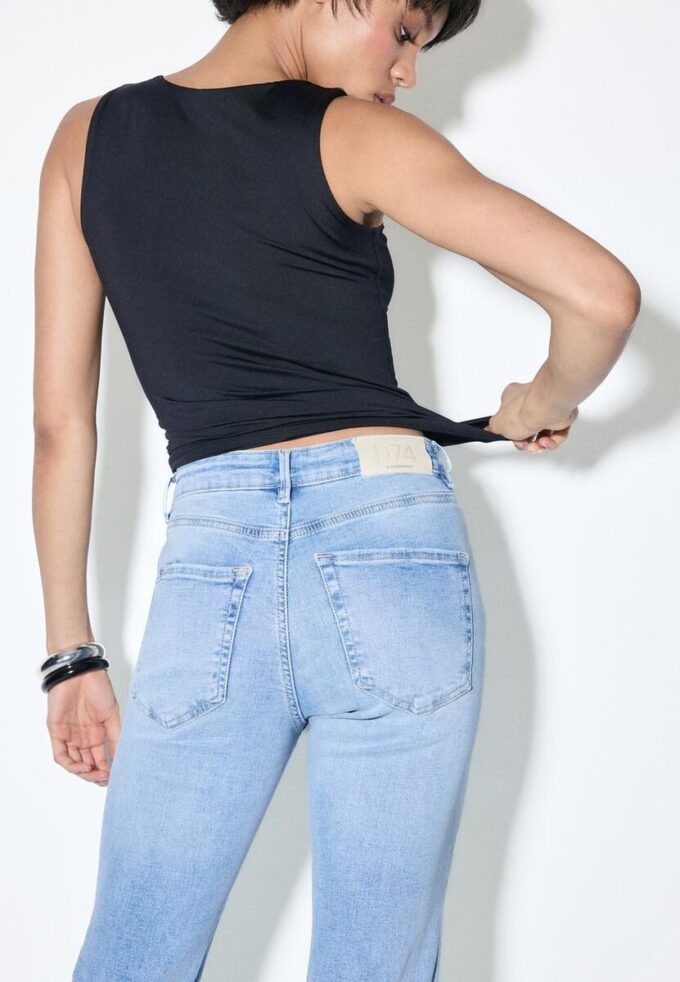 D74 Flared Jeans mit Schlitz D74 Flared Jeans mit Schlitz