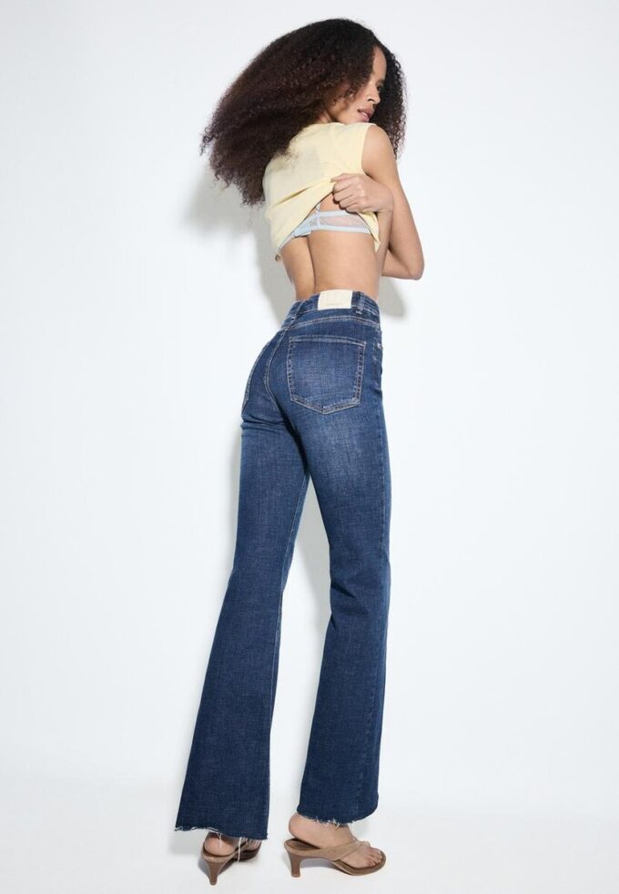 D74 Flared Jeans mit Schlitz D74 Flared Jeans mit Schlitz
