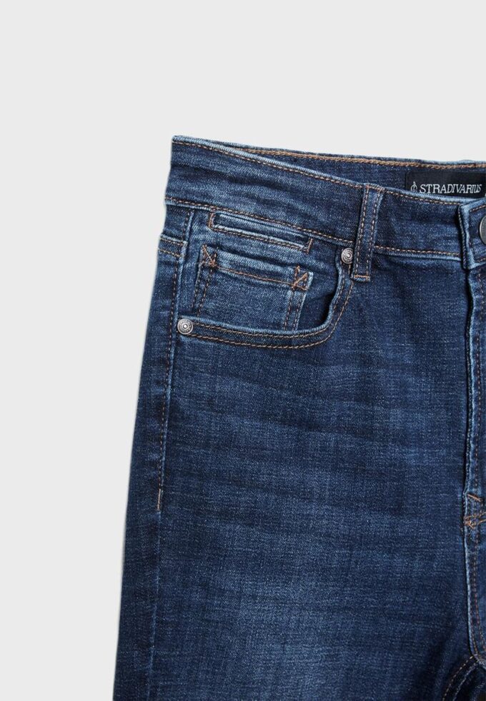 D74 Flared Jeans mit Schlitz D74 Flared Jeans mit Schlitz