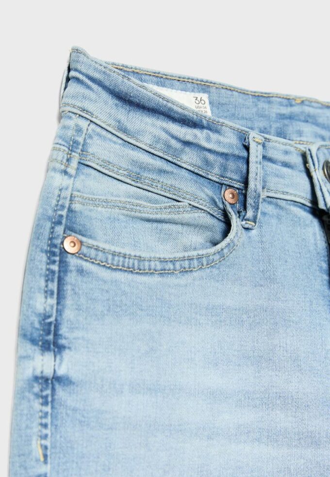 D74 Flared Jeans mit Schlitz D74 Flared Jeans mit Schlitz