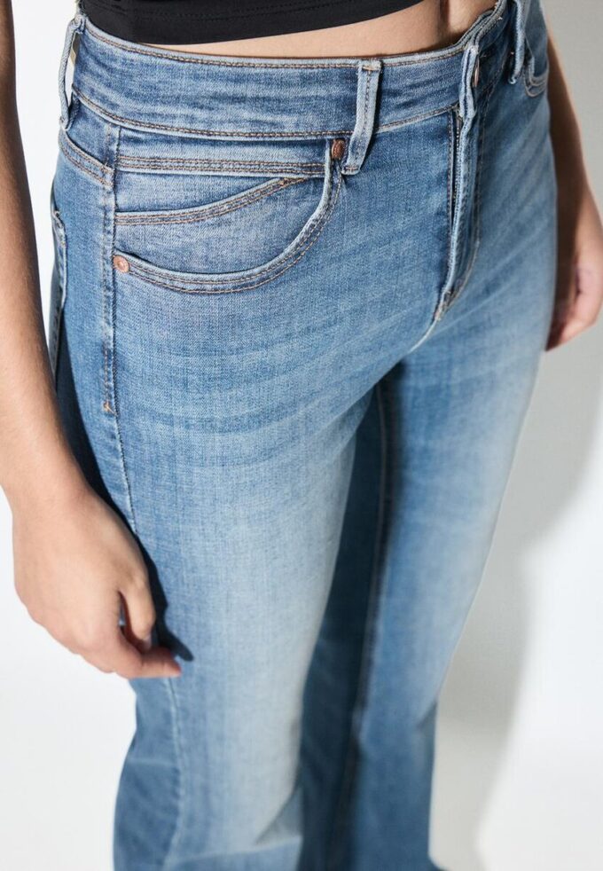 D74 Stretch-Jeans mit Schlag und Schlitz D74 Stretch-Jeans mit Schlag und Schlitz