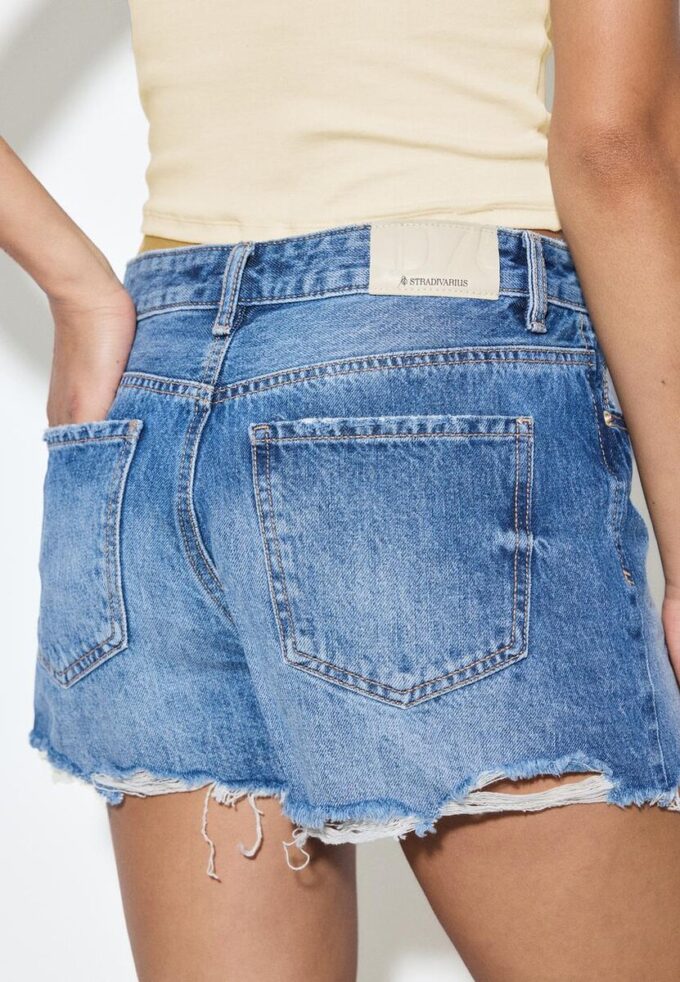 D75 Shorts aus zerrissenem Denim D75 Shorts aus zerrissenem Denim