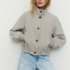Daunenjacke mit hohem Kragen Daunenjacke mit hohem Kragen
