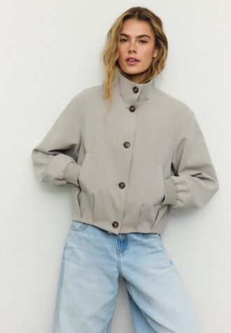 Daunenjacke mit hohem Kragen