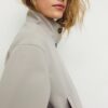 Daunenjacke mit hohem Kragen Daunenjacke mit hohem Kragen