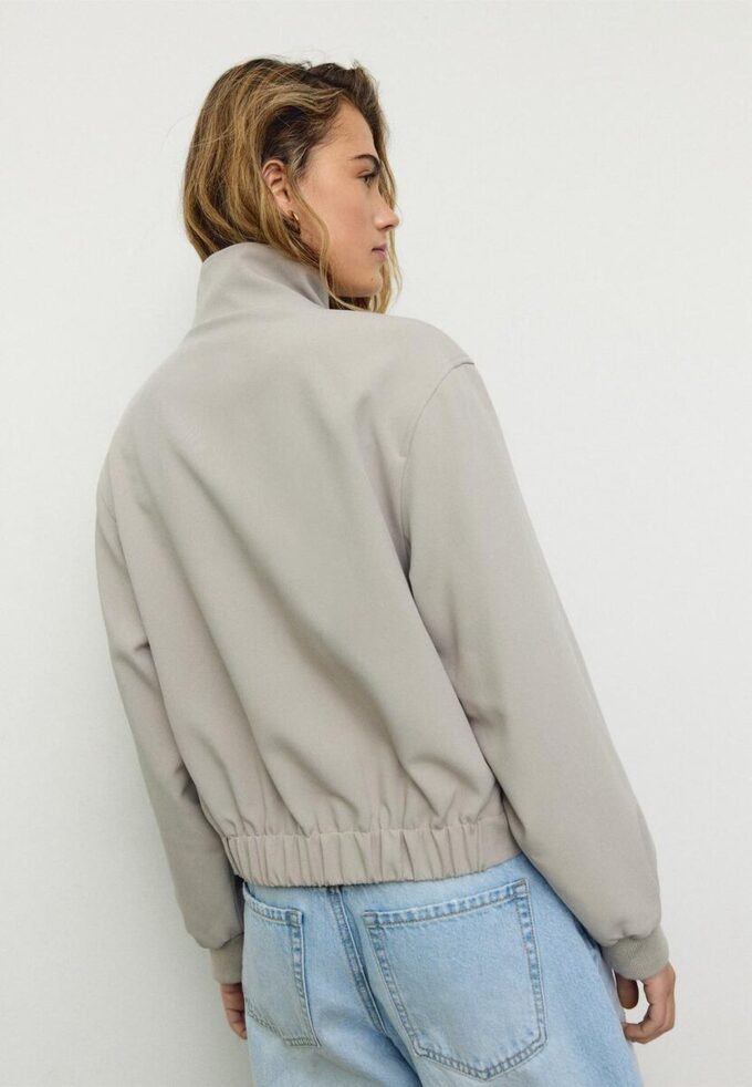 Daunenjacke mit hohem Kragen Daunenjacke mit hohem Kragen