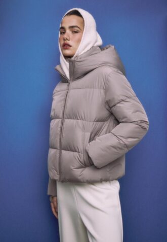 Einfache Daunenjacke mit Kapuze